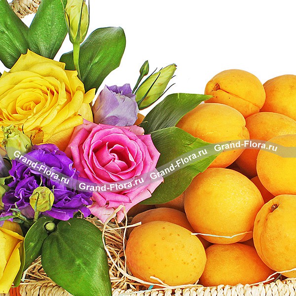 Нектар для души - коробка с розами и абрикосами